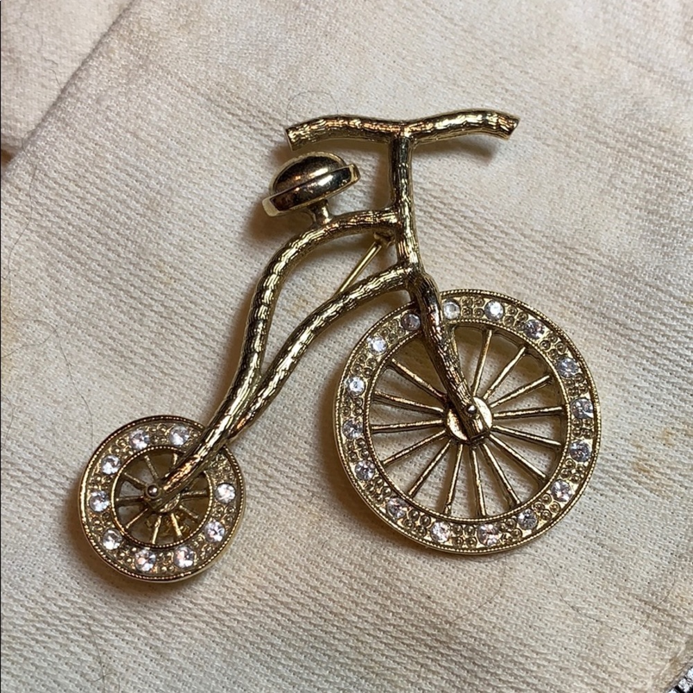 PIN TRICYCLE GOLD TONE CLEAR CHIPS /  TIRES
